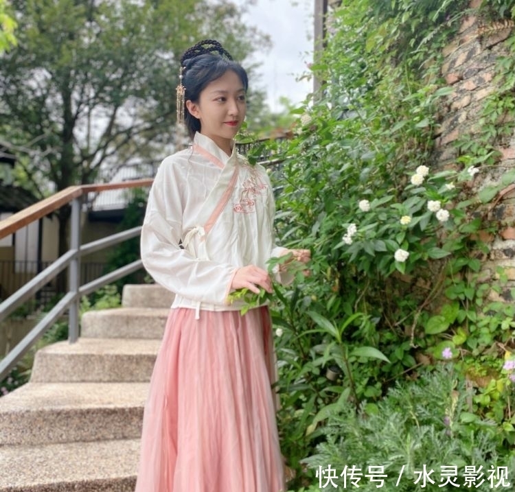 褙子|“出圈”的汉服,我不敢穿出门