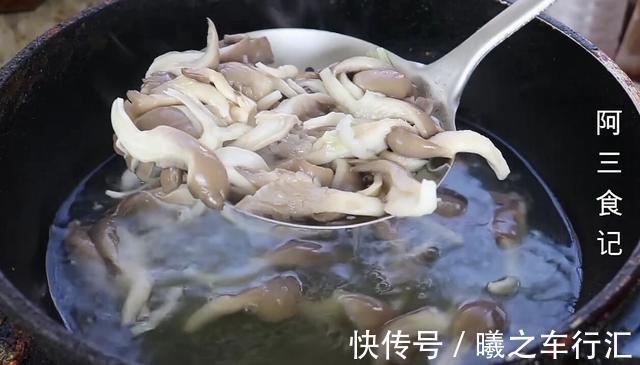 做法|白菜里加一把蘑菇，教你新做法，不炖不炒，太香了，出锅就扫光