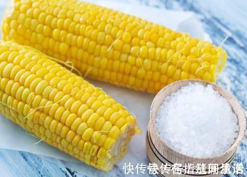 煮玉米，只放清水是错的，多放2样东西，玉米香甜软糯，更好吃