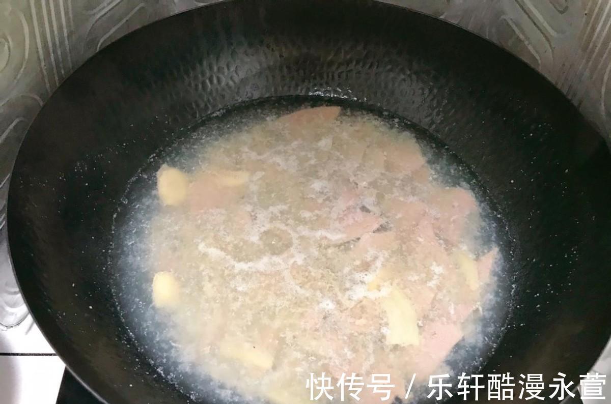 猪肝怎么炒才能滑嫩不硬大厨教你一招,美味又下饭