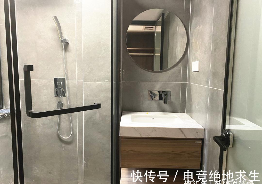 天花板|130㎡新房硬装刚结束,还没家具和软装,进门就是客厅真少见
