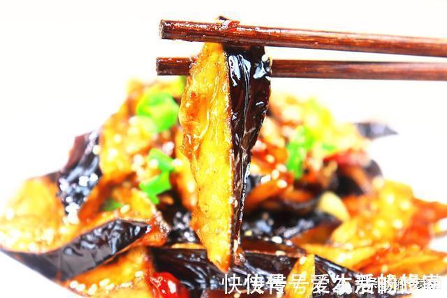 炒茄子时,先放油就错了!饭店大厨教你1招,茄子不吸油不发黑