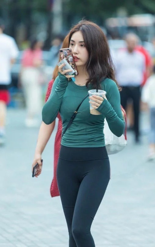 小姐姐|街拍:灰色吊带搭配格纹短裙的小姐姐,肤如凝脂,秀色可餐