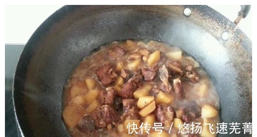 表姑|排骨炖土豆这样做,满屋肉香,入口酥烂,只须简单两步!