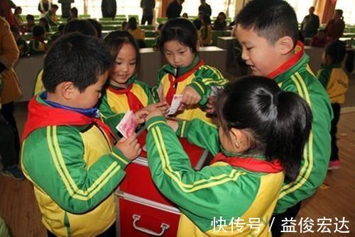 小张|“妈妈,给我五块钱好吗”妈妈们的不同做法,决定孩子财商的不同