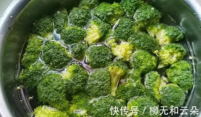 西蓝花炒白玉菇|家常西蓝花炒白玉菇，味道清淡又鲜美，大人小孩都爱吃！