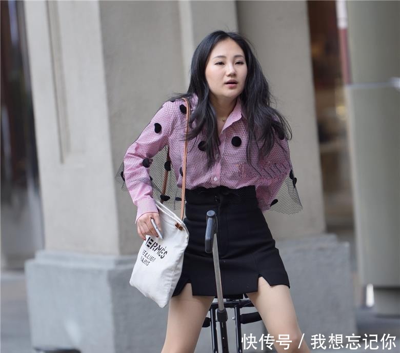 街拍辣妈刚买一个儿童车，自己拿来骑了！