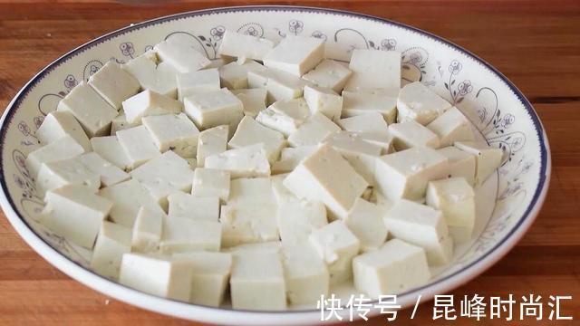 鸡蛋|最近豆腐加鸡蛋火了,鲜嫩营养,我家一周吃6次,比吃肉还过瘾