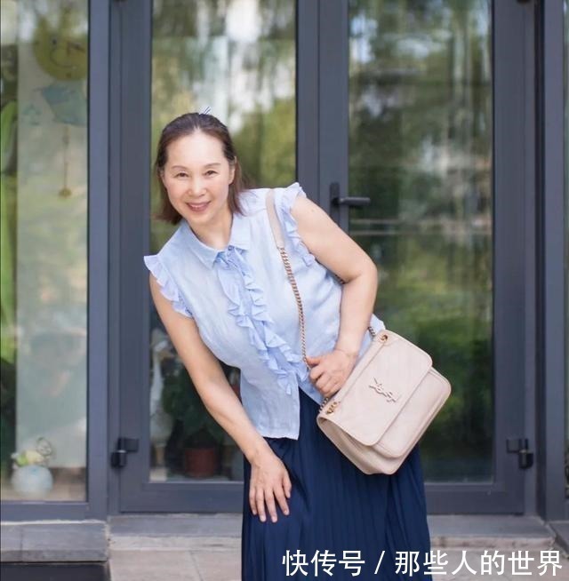 穿搭 这位65岁奶奶的穿搭真养眼,端庄优雅不做作,时尚感不输年轻人!