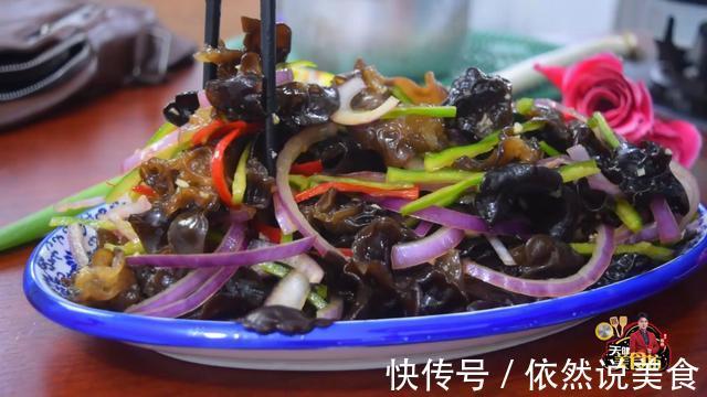 洋葱凉拌木耳最好吃的做法,简单美味又下饭,看看你喜欢吃不