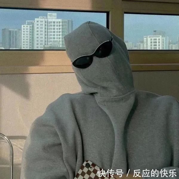 搞怪|可爱搞怪微信头像:快看这里有人还在加班