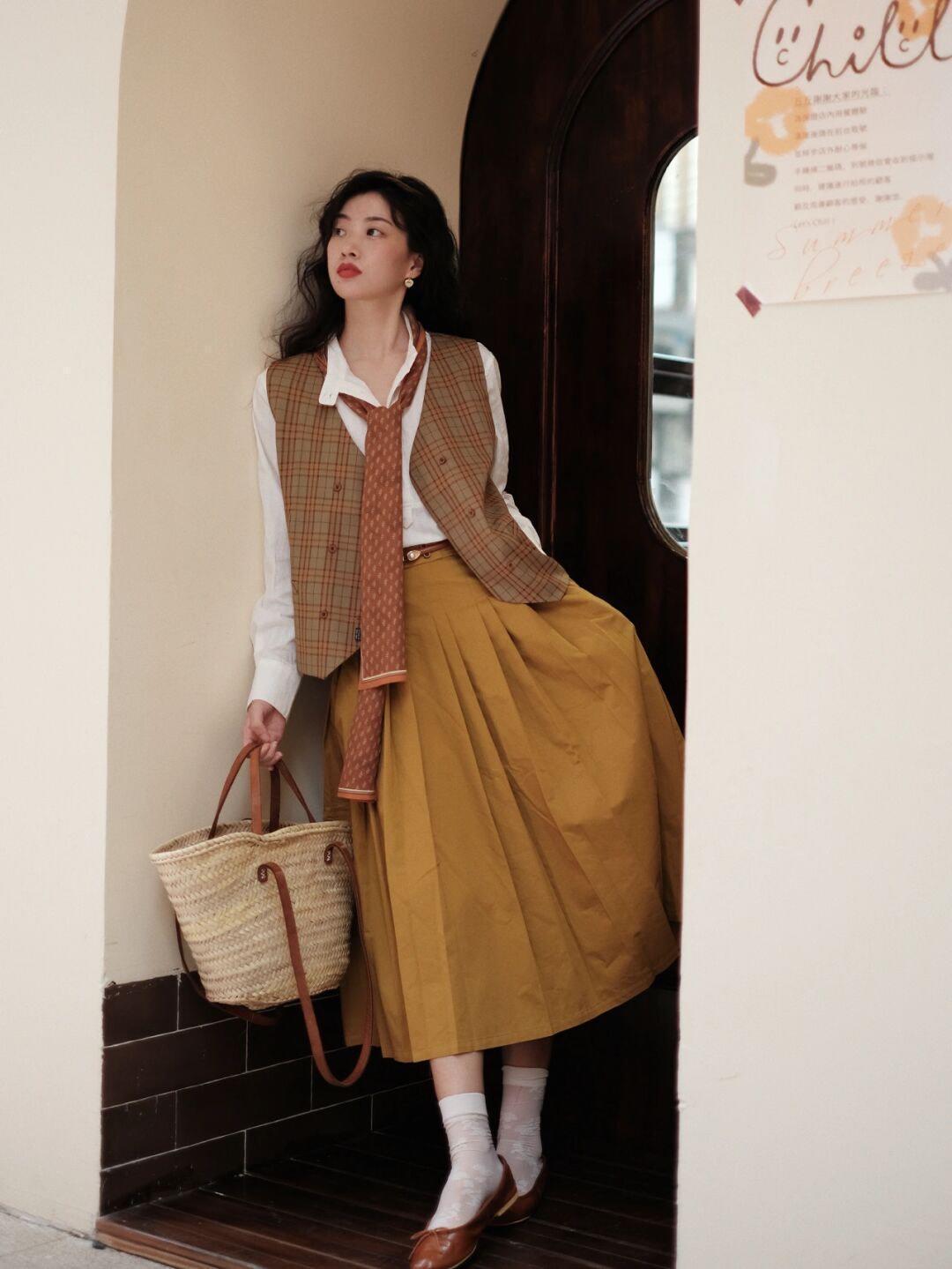 搭配 秋冬,复古风穿搭怎么搭?格子马甲+黄色半身裙,复古又时髦