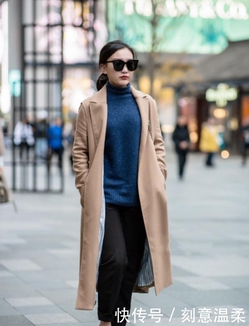  可爱|街拍：一个穿黑色连衣裙，非常可爱的两位小姐姐，打扮的真是清凉