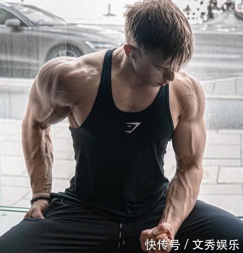 黄哲勋|他14岁开始健身,18岁一身肌肉炸裂,却被网友嘲健身早,长不高