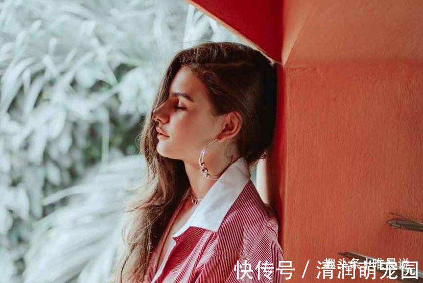 朱子家训!姑娘跟未婚夫回家,饭点上桌吃饭,被准公公批评:没家教