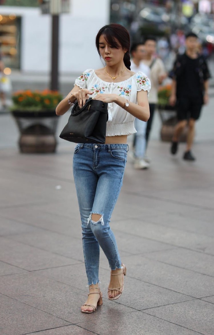 上衣|美女街拍:牛仔裤要这样穿,搭配时髦上衣,造型才能显得时尚不俗气