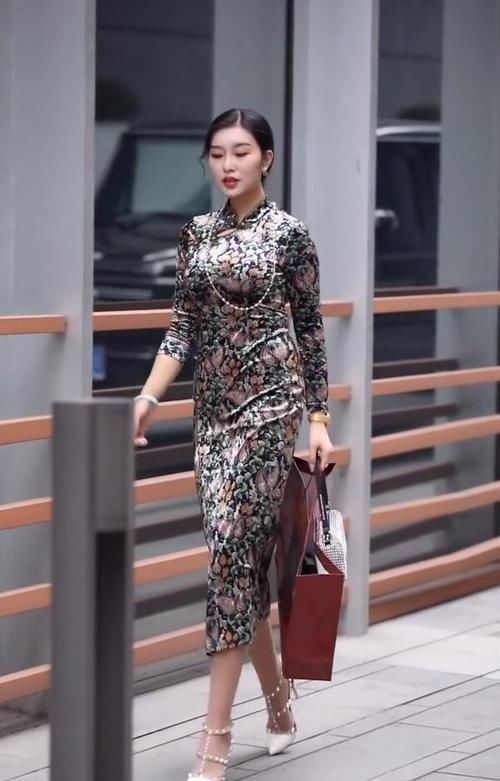 旗袍风格复古又优雅，骨子里散发高贵气息，绽放“御姐”的一面