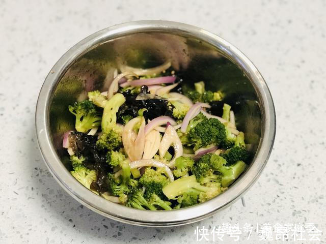 小米椒|凉拌西兰花用不用焯水十个人九个错,难怪西兰花营养流失不好吃