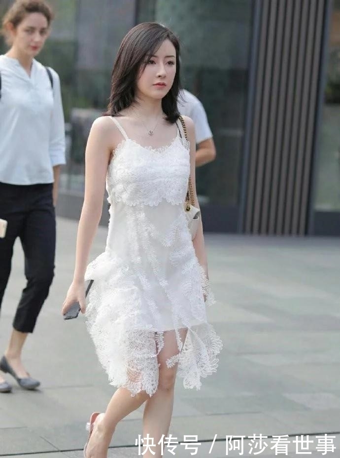 白色的连衣裙,肌肤白皙的犹如一位仙女