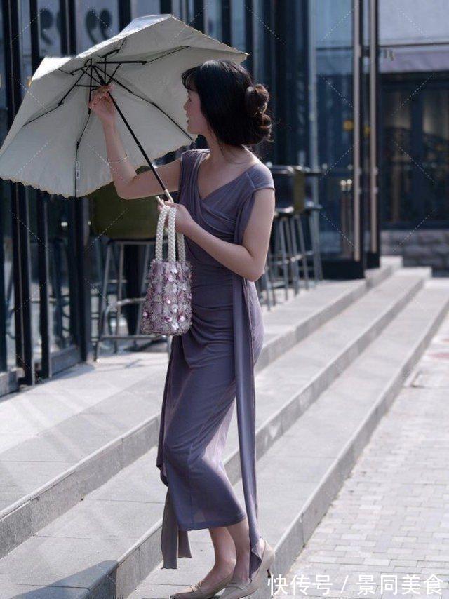 优雅 优雅大方的小姐姐,深色连衣裙搭配金色高跟鞋,自信更迷人