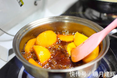 上小学的女儿用苹果给妈妈做了一盘甜点，真是甜到心坎里了