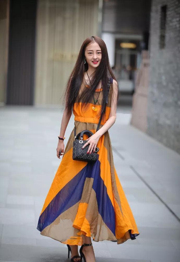 玄色|美女脚上穿着一双尖头的高跟鞋,个性的绑带显得十分的帅气