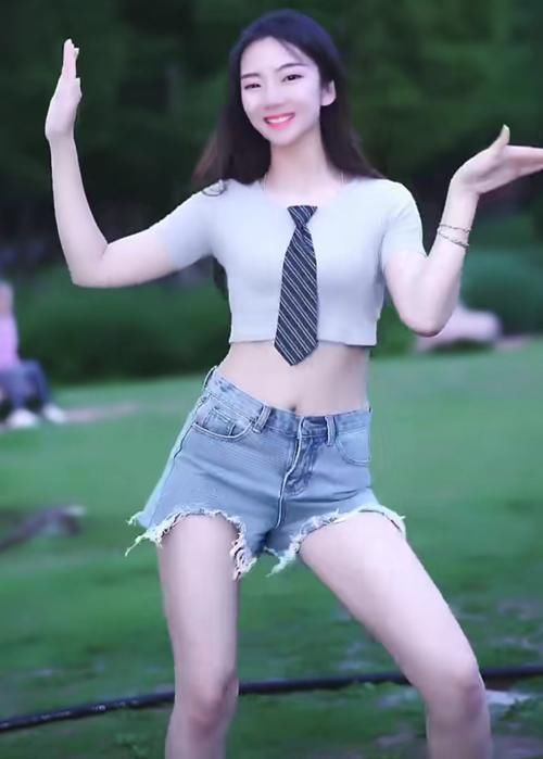 佳人|“一家亲”的修身牛仔裤,草地奔放热舞的清纯女神,网友美景佳人
