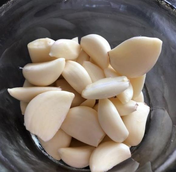 炸蒜蓉，蒜末直接油炸就错了，牢记4技巧，金黄不发黑，浓香不苦