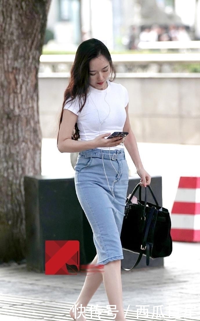 高跟鞋|街拍：裙子美女，充满了浓郁的时尚态度！