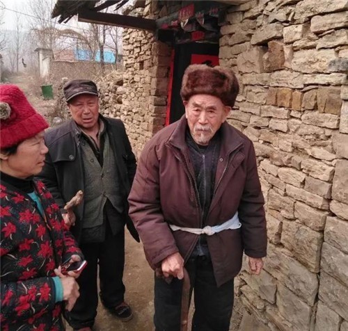 无名英雄|只因一句承诺，92岁老人为无名英雄守墓74年，如今终等来奇迹出现