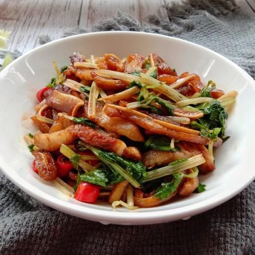 香芹炒猪耳，脆嫩可口，美味下饭菜