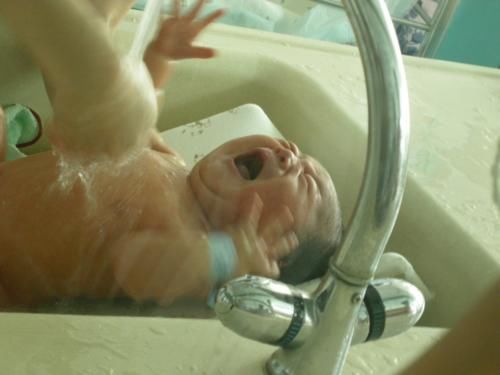 浴室|给宝宝洗澡的正确姿势“2顺序+2时间+1物”，是不能忽视的大行动