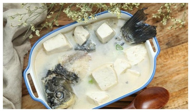 不管炖什么鱼汤,都不要直接加水炖,少了这一步,难怪汤色不浓白