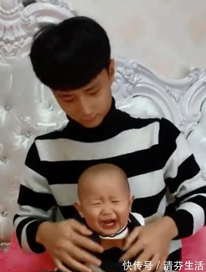 宝宝|小鲜肉奶爸给宝宝穿衣服,宝宝一脸不情愿,网友:穿的是衣服吗
