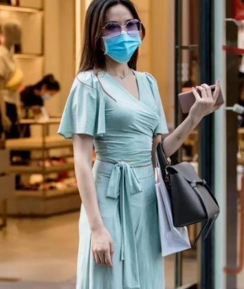 身姿|身材高挑的小姐姐，一条绿色的连衣裙，时尚魅力好身姿