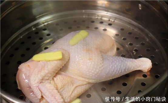 一半只鸡直接丢进蒸锅,不炒也不炖,一次做一盘,上桌就秒光