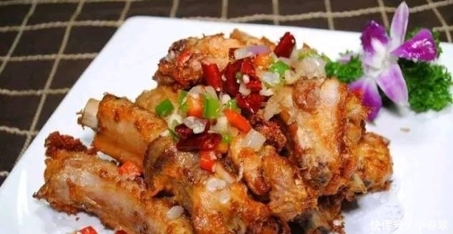 简单的炒菜和硬菜，待客也不错很下饭，吃一口就感觉很鲜美