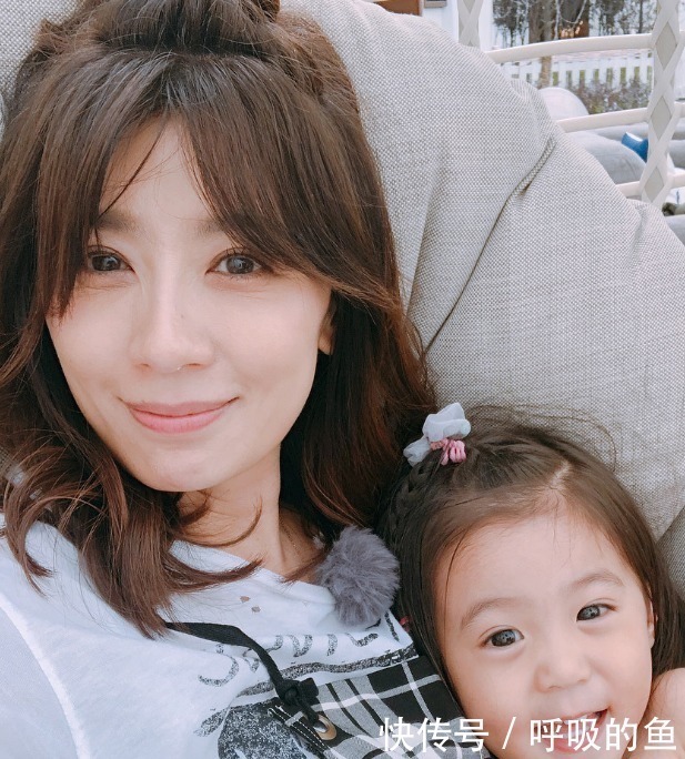 丸子头已经不实行了,今年流行苹果头,减龄显脸小