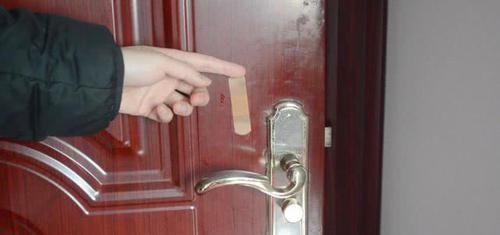 在门上贴个创可贴太实用了,解决了很多家庭的困扰,知道的人不多