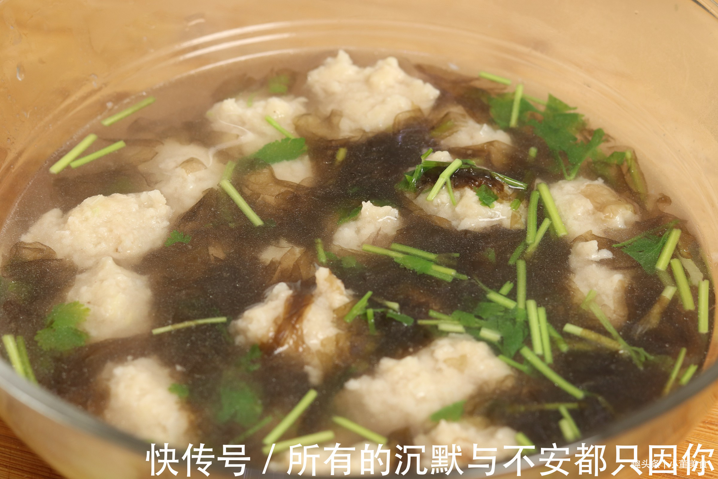 猪肉丸子的正确做法,多加这两样东西,丸子口感嫩滑,劲道有弹性