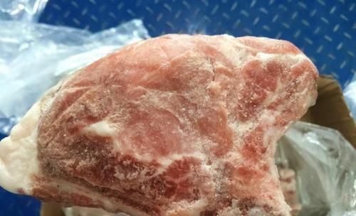 冻肉取出冰箱,千万别用热水和冷水泡,教你这样解冻,跟鲜肉一样