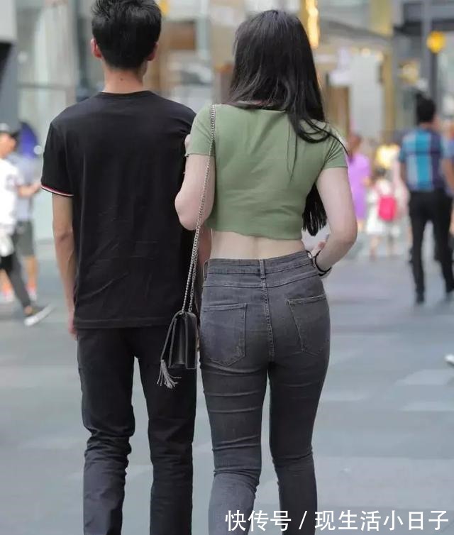 青春无悔 执子之手,蝶恋随行,带着温柔可爱的露脐半袖,搭配牛仔裤穿搭!