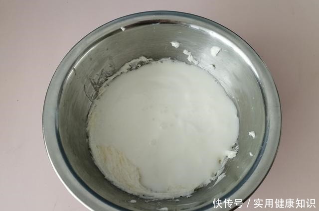 夏天不用烤箱也能做蛋糕,1搅1拌就完成,入口即化,孩子超爱吃