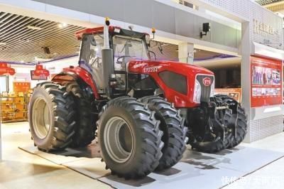 遛弯|洛阳农民手工打造“东方红”拖拉机走红 陪同4岁孙子遛弯忒拉风