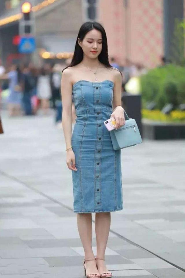 印花|黑色露肩装+印花短裙的长发美女,靓丽又显大气