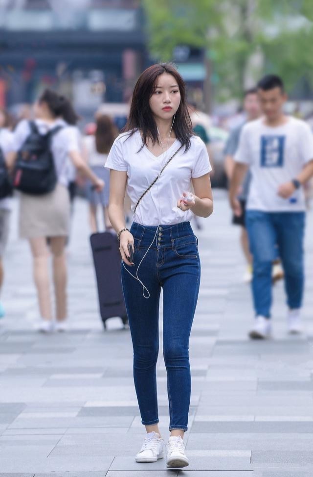 休闲|街拍:选用百搭牛仔裤,轻而易举地打造时尚休闲风,让青春展现不同的美丽