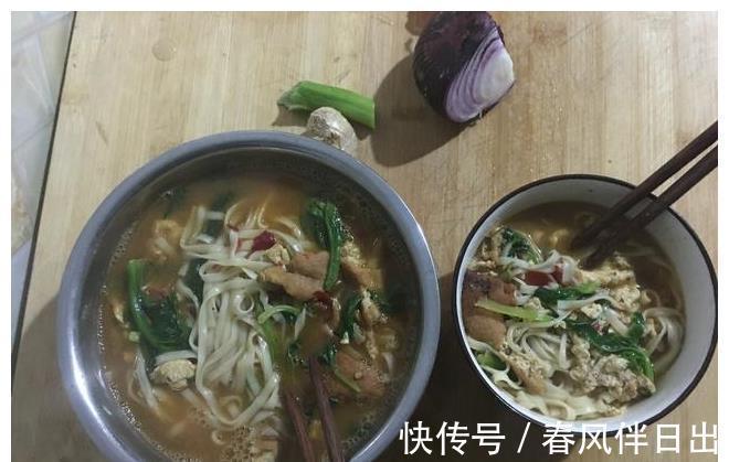鸡蛋|面条最简单的吃法,加点豆瓣酱进去,酱香味浓,孩子一次吃两碗!
