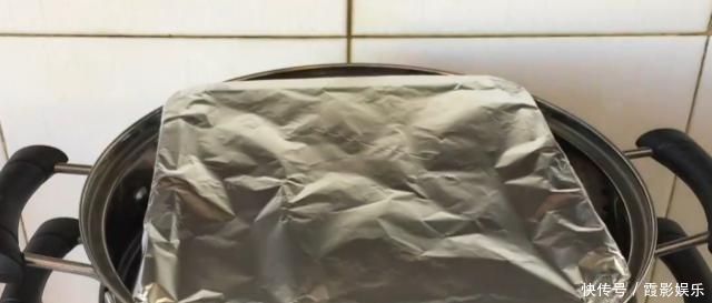 把豆腐放进鸡蛋液里,擀面杖一压,给红烧肉都不换,真是太香了