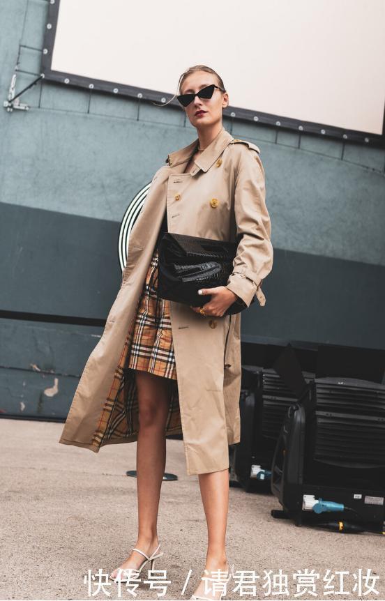 今秋“卡其色+风衣”被穿火了,经典时髦还高级,太适合中年女性