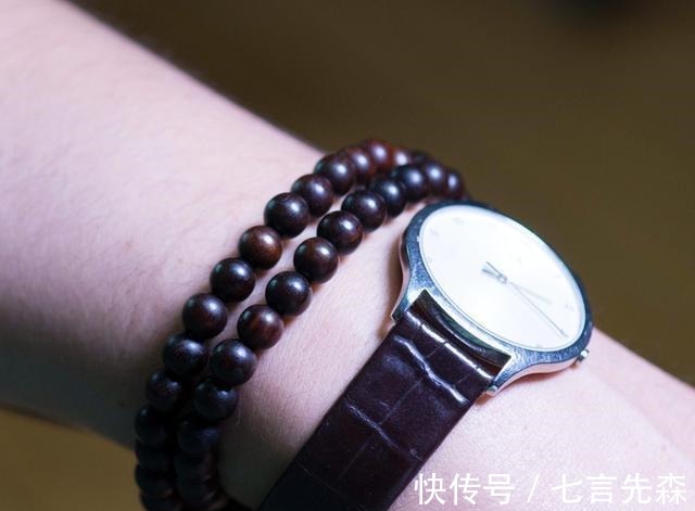 手表|男人选择戴手表还是戴手串更好, 考虑到这4点, 你就明白了!